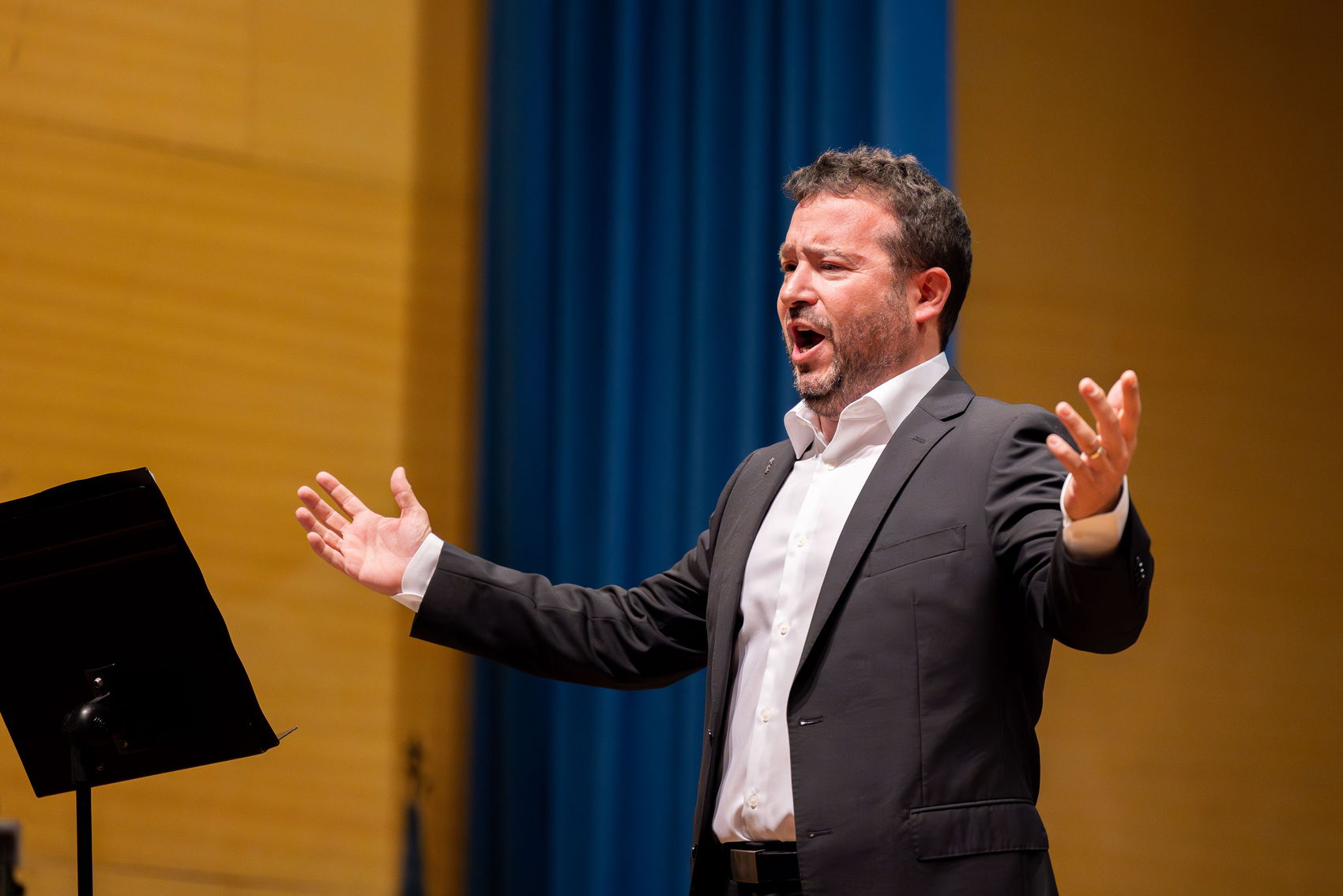 José Luis Trinidad cantando con los brazos abiertos