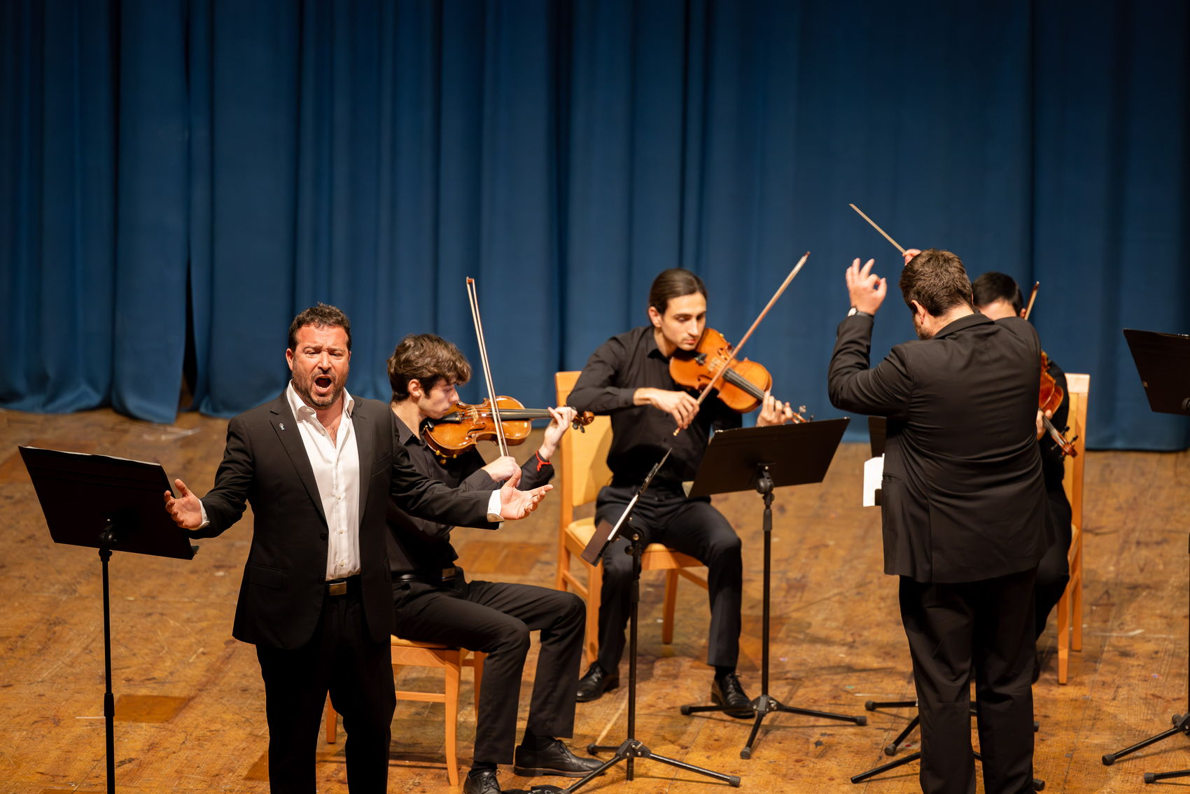 Cantando con cuarteto de cuerda y director