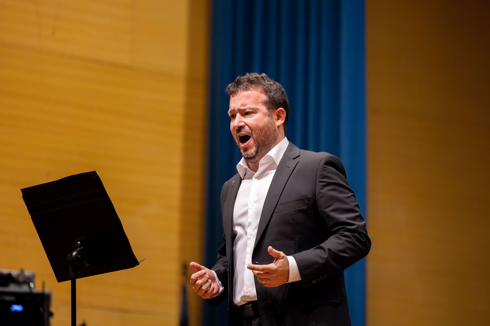 José Luis Trinidad en pleno canto