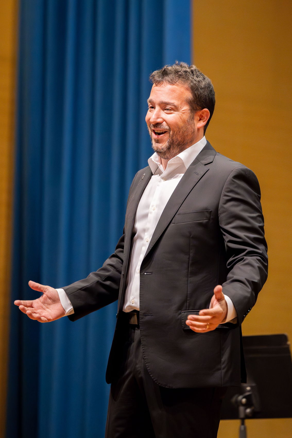 José Luis Trinidad sonriendo en escena