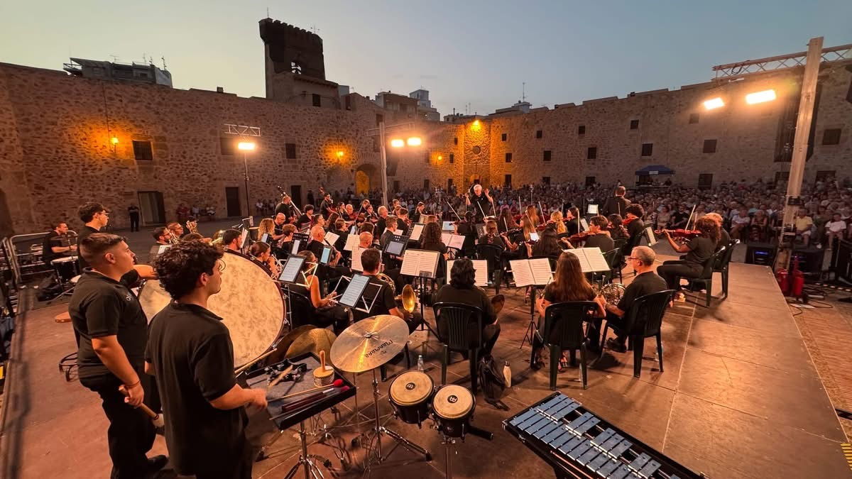 Concierto al aire libre en el patio de un castillo