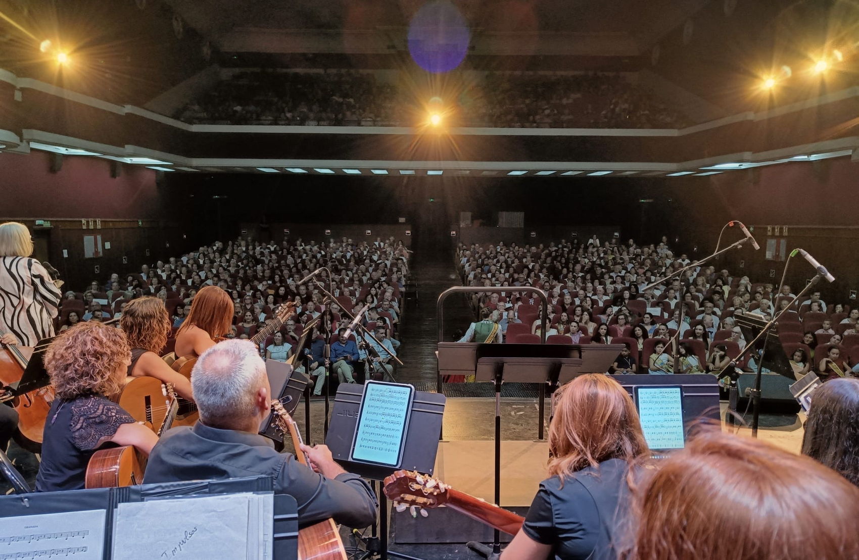 Sala llena vista desde el escenario