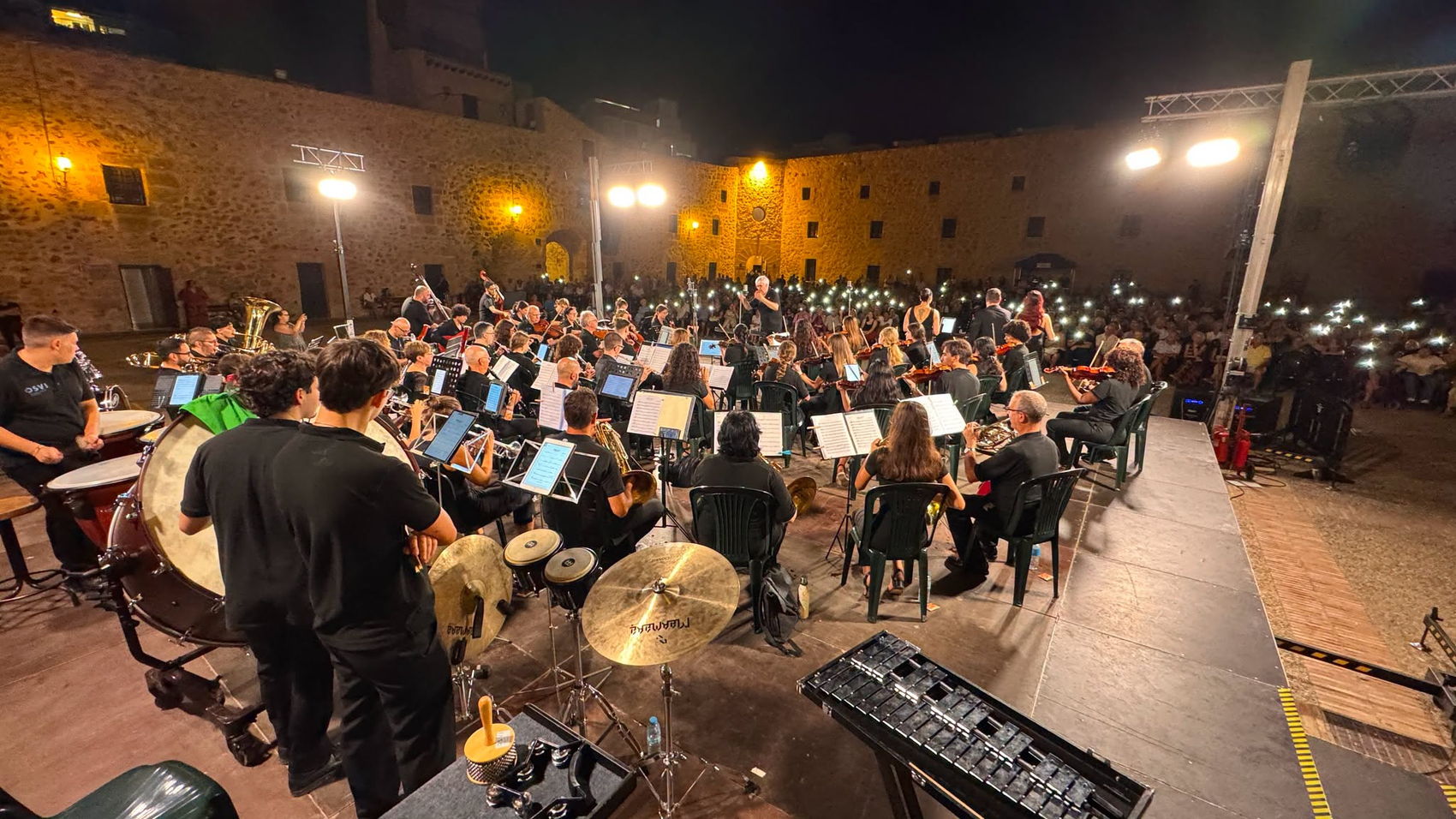 La banda en el patio del castillo